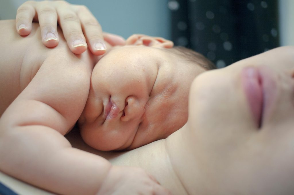 Pourquoi mon bébé pleure pendant son sommeil ?